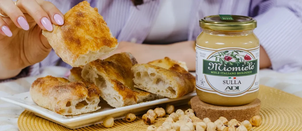 focaccia al miele di Sulla con nocciole e spezie